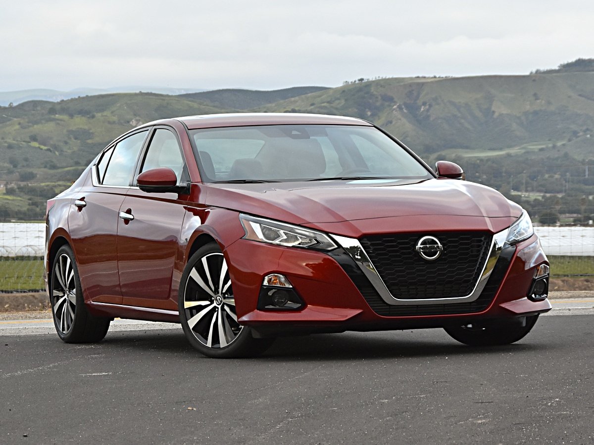 JDPA_2020 Nissan Altima Platinum VC-Turbo Red Front View.jpg\